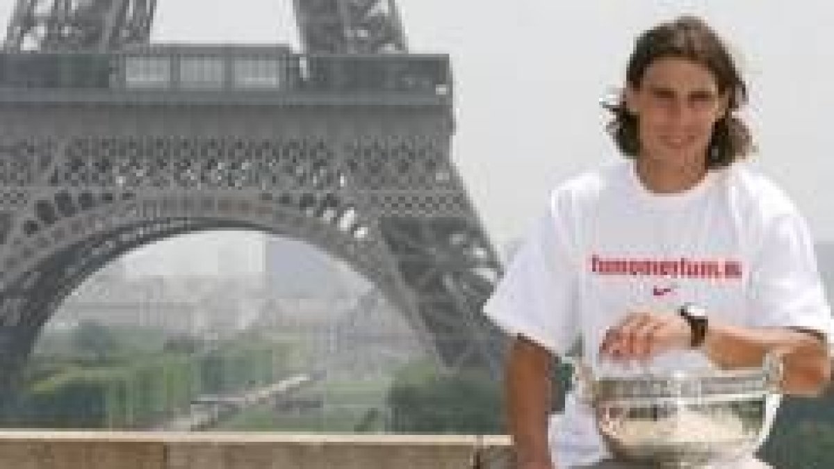 Nadal, ayer, con la copa de Roland Garros y la torre Eiffel al fondo