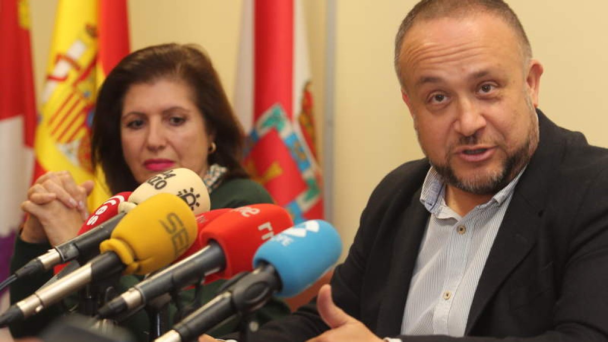 Misericordia Bello y Gerardo Álvarez Courel, ayer en la sede del Consejo del Bierzo. L. DE LA MATA