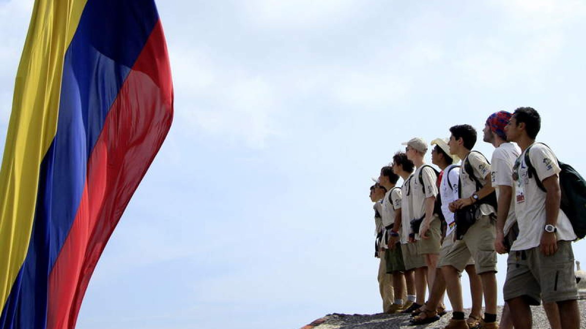 Un grupo de expedicionarios de la Ruta Quetzal BBVA, en el Fuerte de San Felipe de Barajas en Cartagena, Colombia.