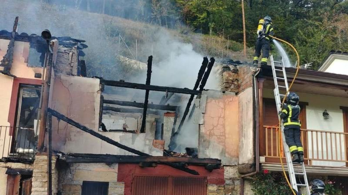 Cinco bomberos participaron en las labores de extinción durante seis horas. BOMBEROS