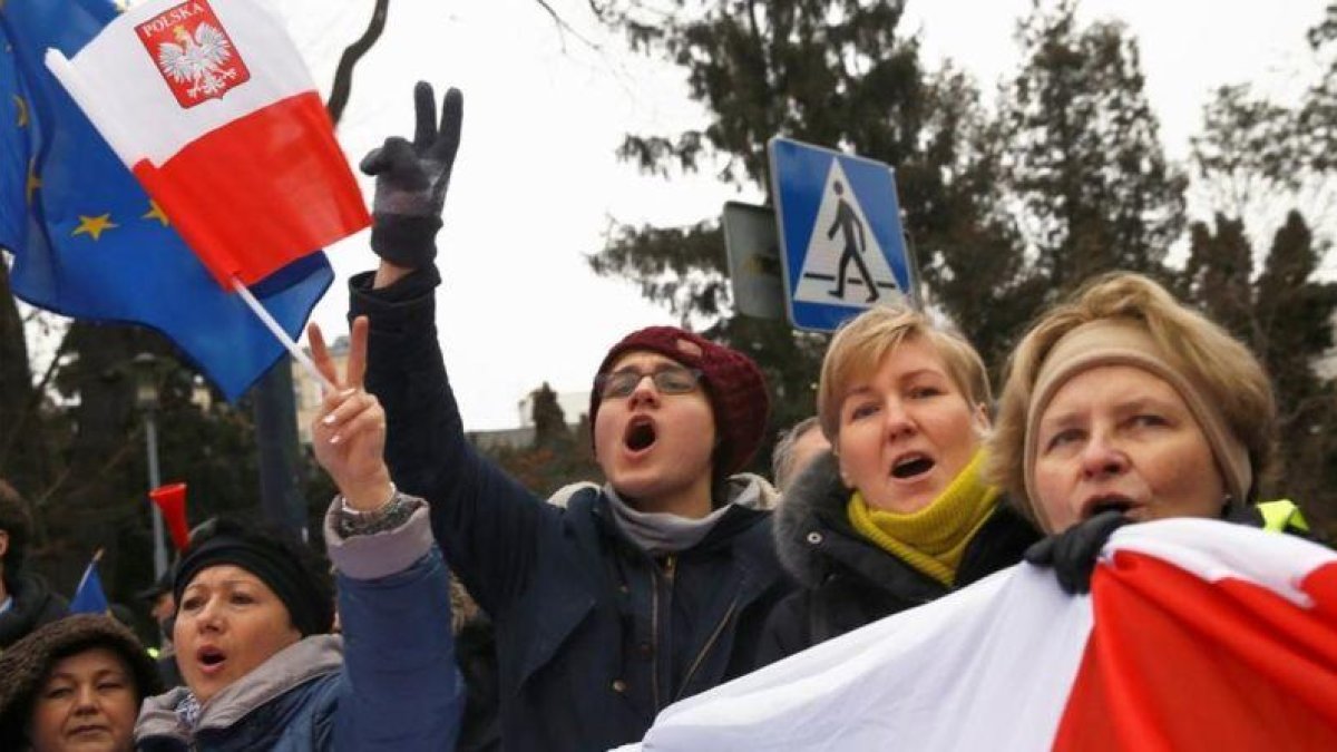 Manifestantes de la oposición frente al Parlamento de Varsovia.