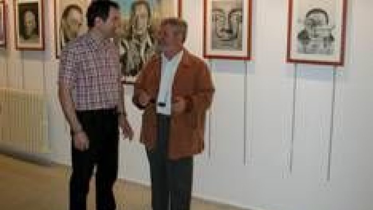 El artista Juan José Estévanez, en la exposición, junto al concejal de Cultura