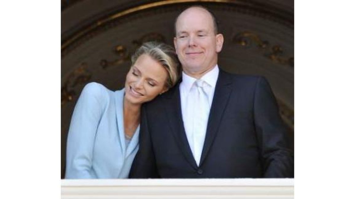 La princesa Charlene Wittstock abraza al Príncipe Alberto de Mónaco en el balcón del Palacio Real.