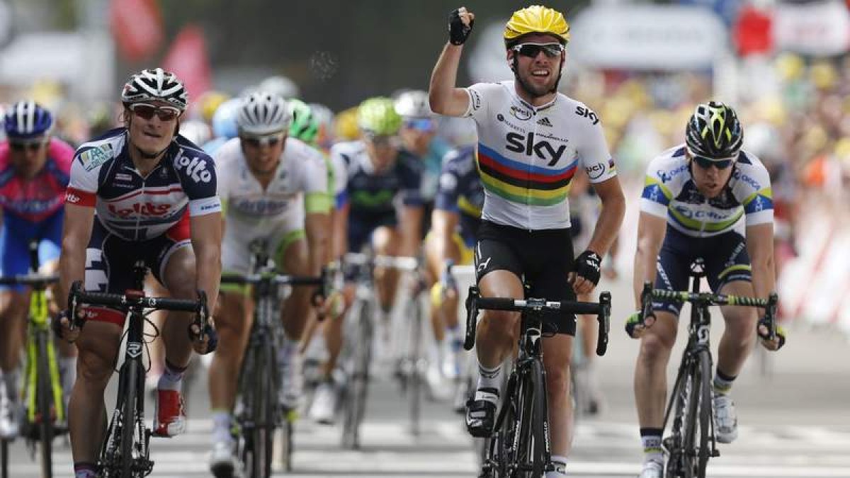 El británico Cavendish celebra su triunfo en la meta de Tournai por delante de Greipel y Goss.