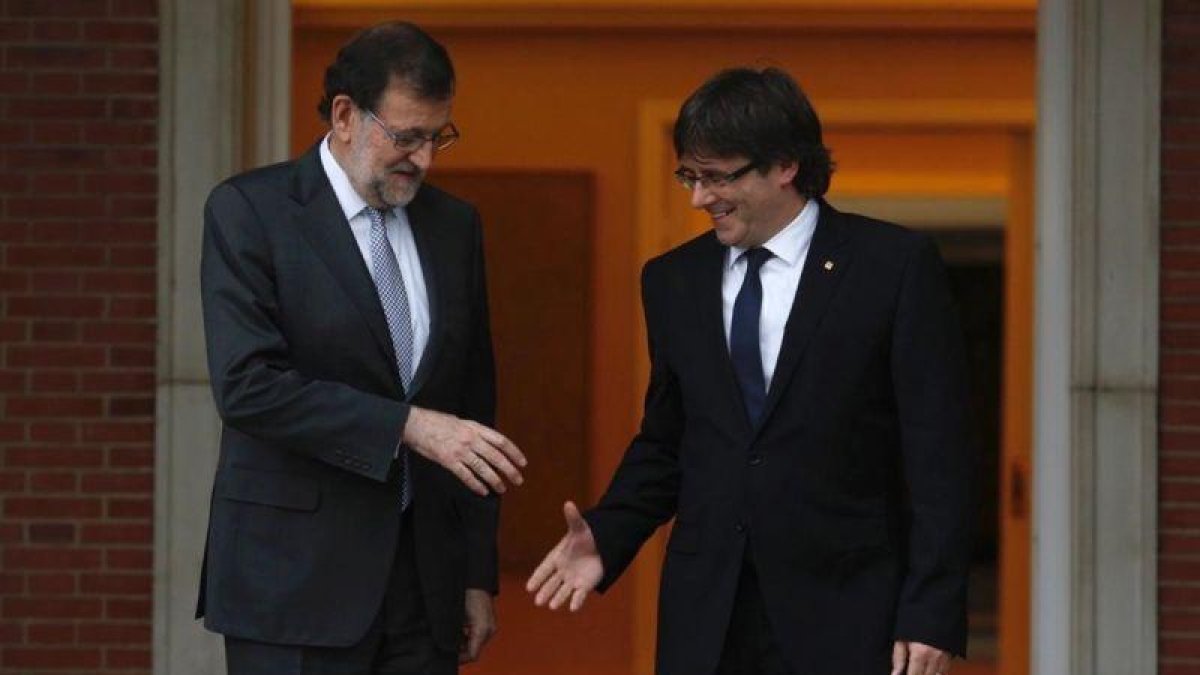 El presidente del Gobierno en funciones, Mariano Rajoy, y el de la Generalitat, Carles Puigdemont, en su cita de abril del 2016 en la Moncloa