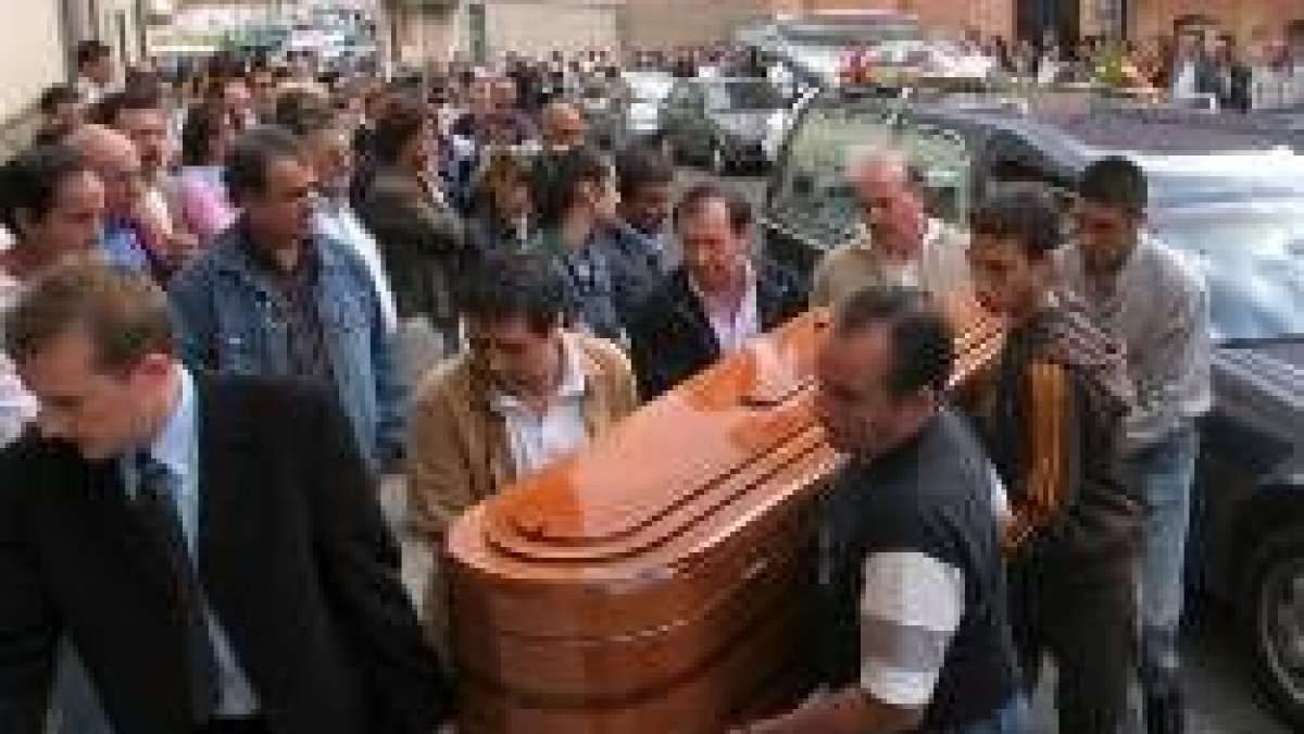 Un momento del funeral de los tres jóvenes fallecidos en Benavente