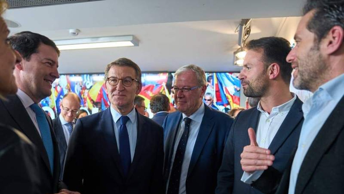 Mañueco, Feijóo y Silván, ayer en el comité del PP en Madrid. DL