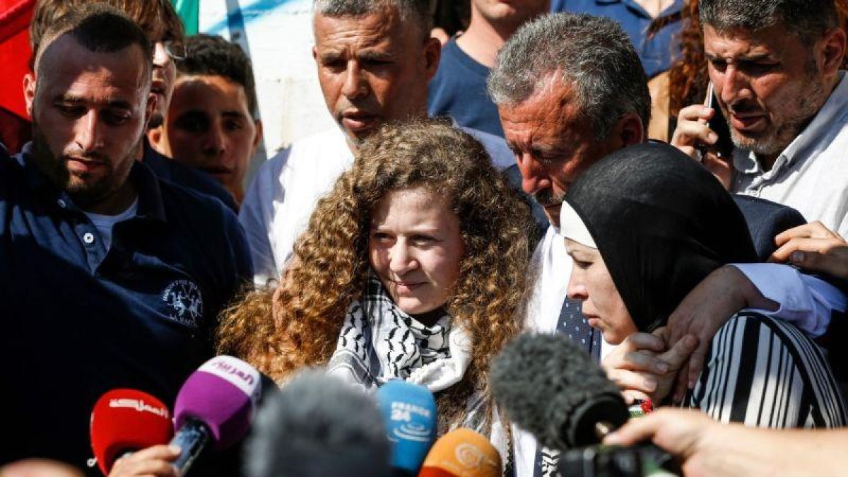 Ahed Tamimi atiende a los periodistas tras salir de la cárcel, donde ha permanecido siete meses y dos semanas.