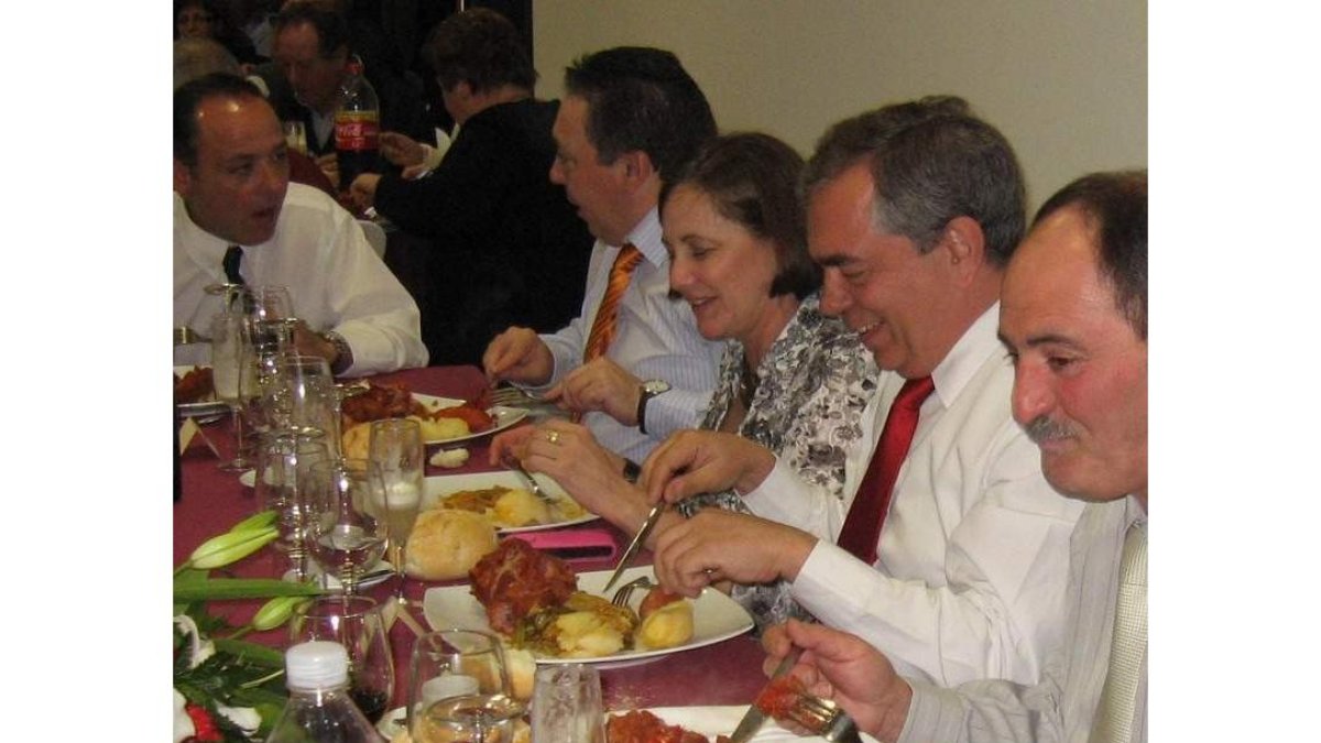 Rubén Carlos García Servet (corbata roja), degustando el botillo.