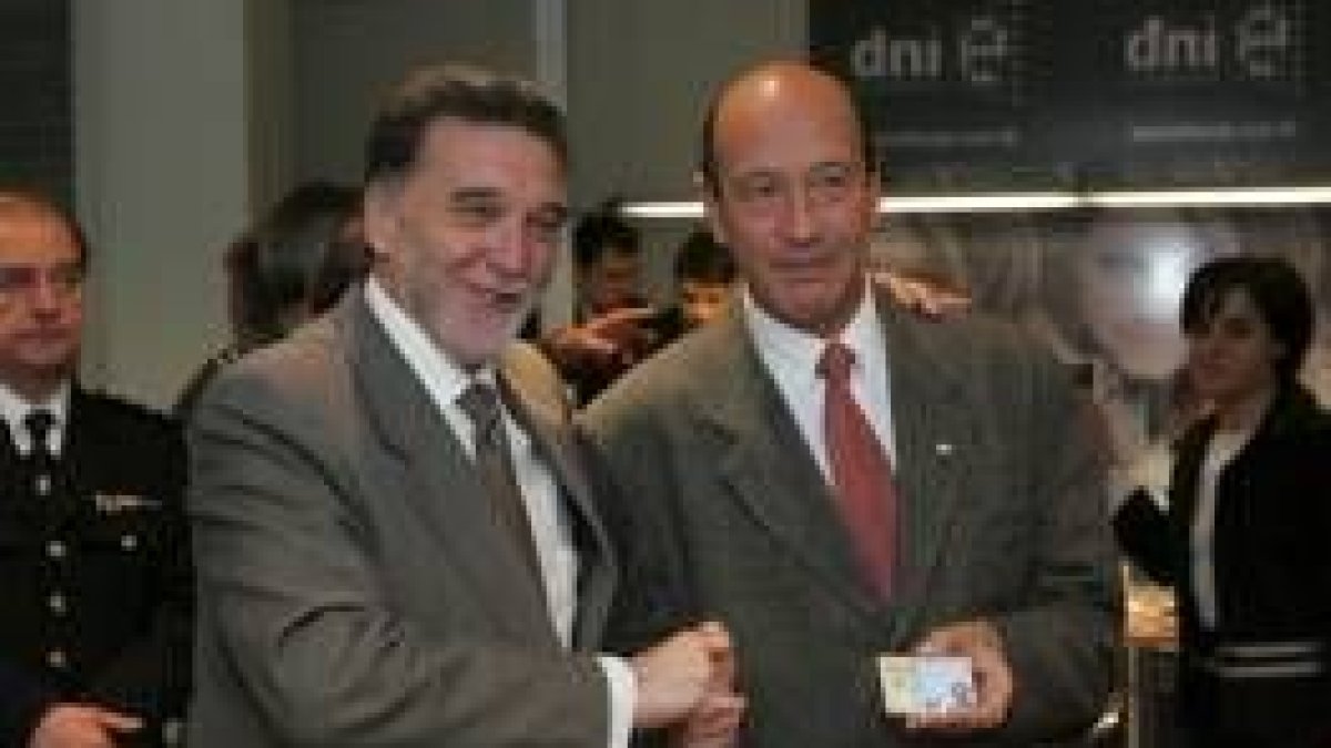 Alejo felicita a Octavio Campos, el primer leonés que tramitó el nuevo DNI electrónico en la capital