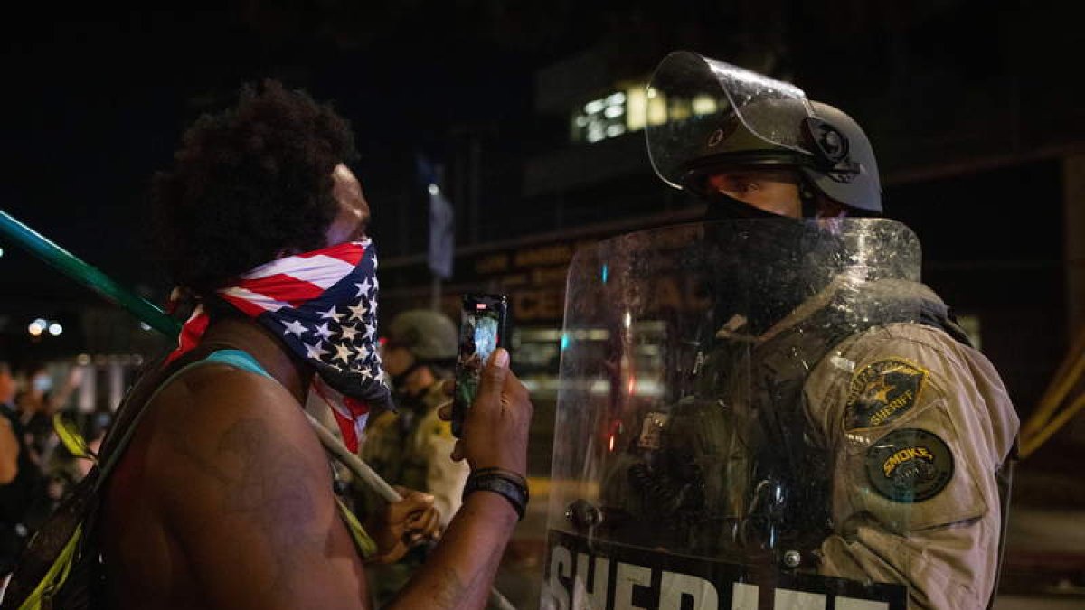 Un manifestante se encara con la policía en la tercera noche consecutiva de protestas CHRISTIAN MONTERROSA
