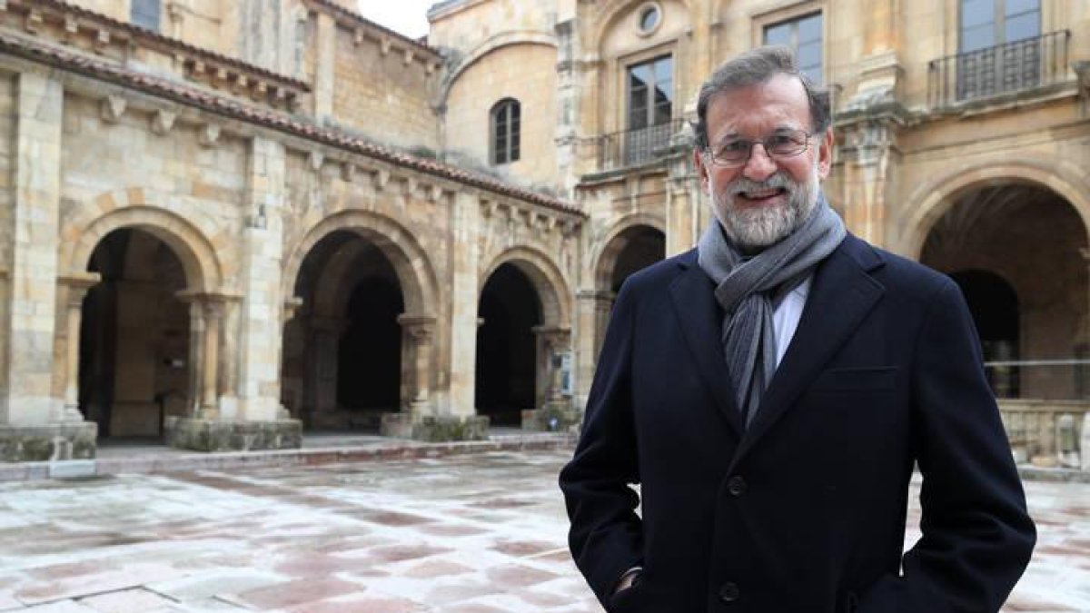 Mariano Rajoy en el calustro de San Isidoro, donde se reunieron las Cortes de 1188, el primer parlamento de Europa según ha certificado la propia Unesco.