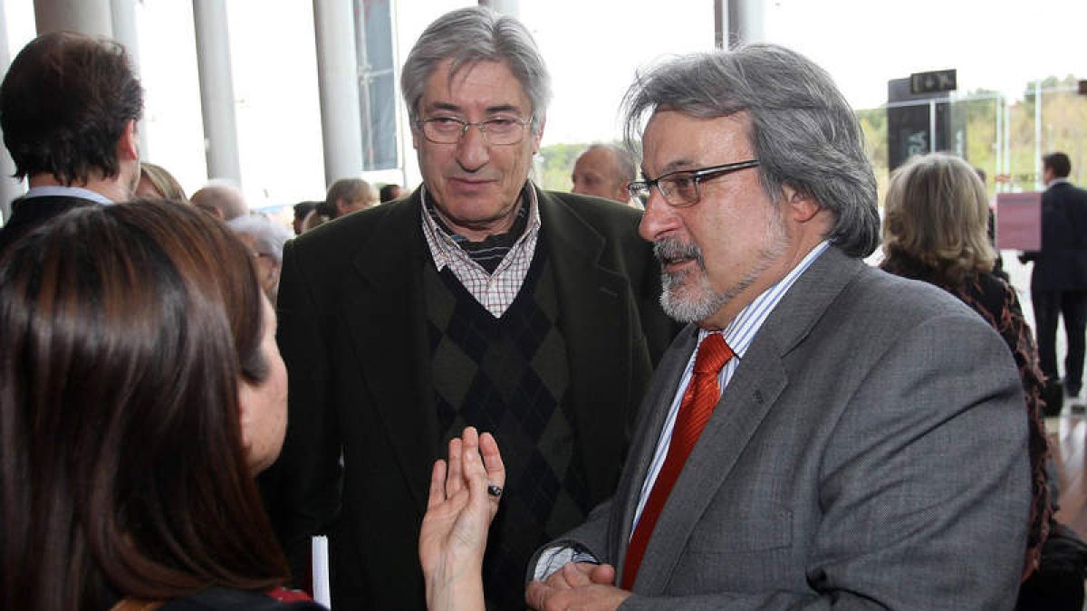 El investigador leonés Constancio González recibe las felicitaciones de sus familiares.