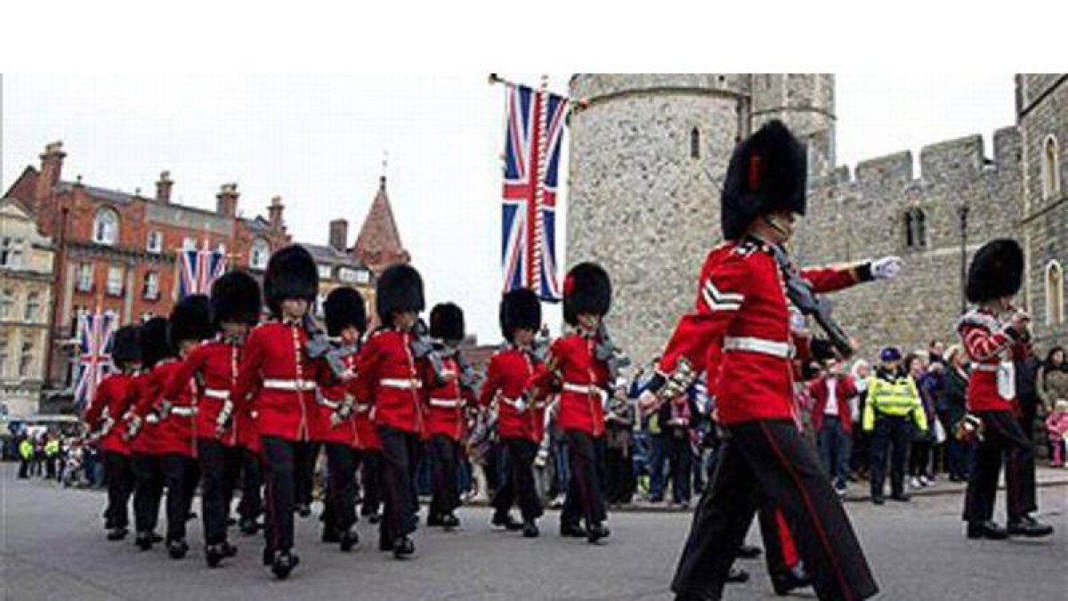 Soldados de la guardia real este viernes en el Castillo de Windsord, donde la reina Isabel II celebra sus 60 años en el trono.