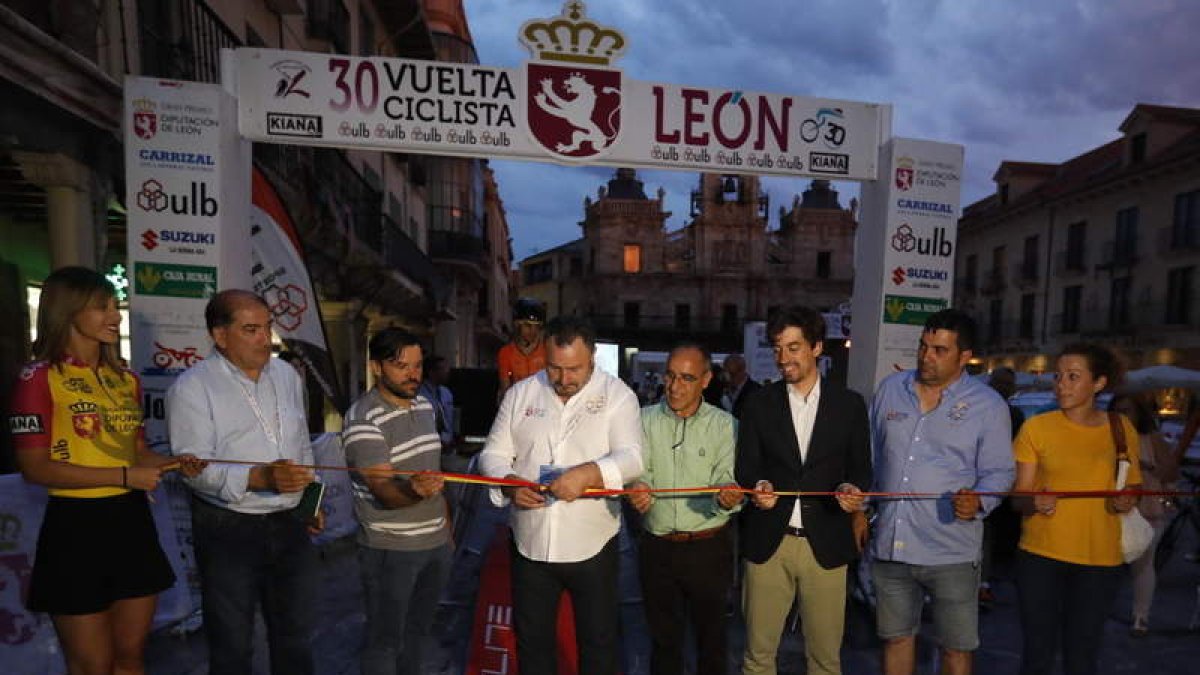 El presidente de la Diputación, Eduardo Morán, corta la cinta inaugural de la Vuelta a León. MARCIANO PÉREZ