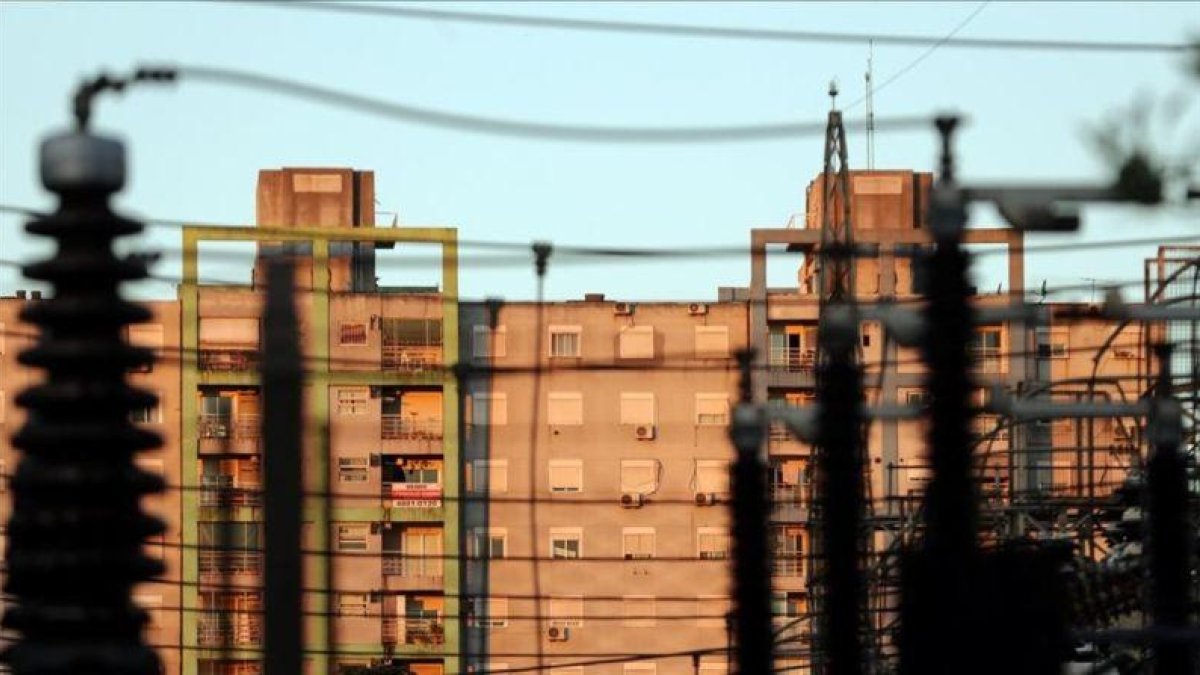 Una planta eléctrica junto a un bloque de edificios en Buenos Aires.