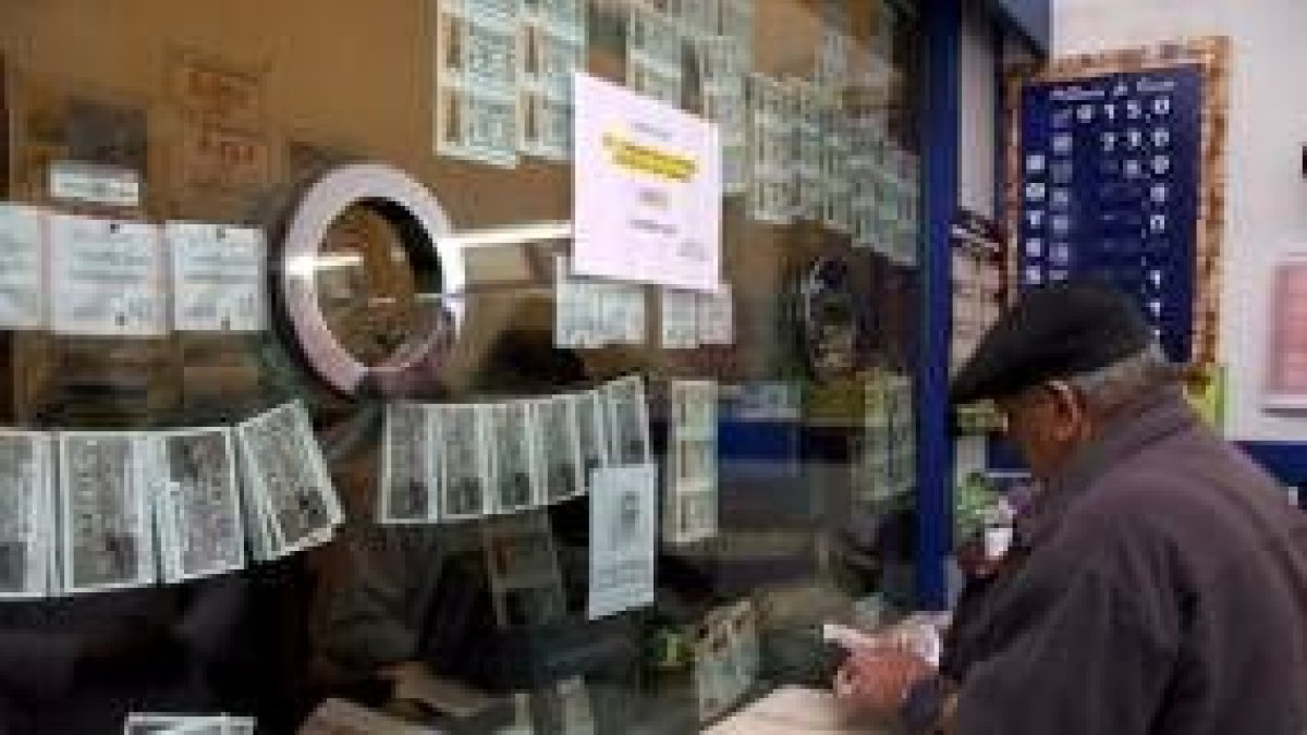 Un hombre compra lotería en la administración del Crucero