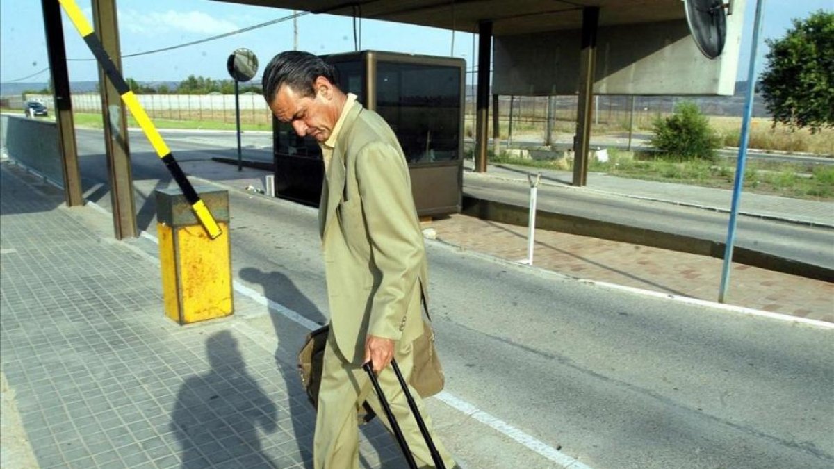 Mario Conde llega a la cárcel de Alcalá-Meco tras disfrutar de un permiso carcelario, en julio del 2004.