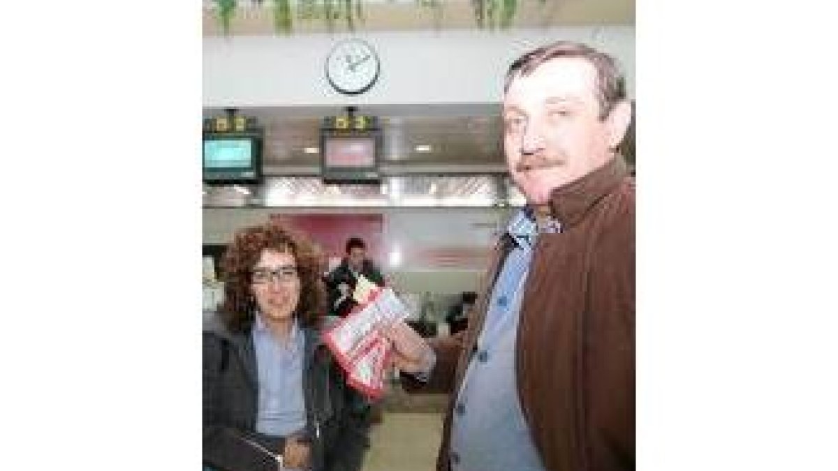 Juan Arias y Natalia Picallo, en el aeropuerto