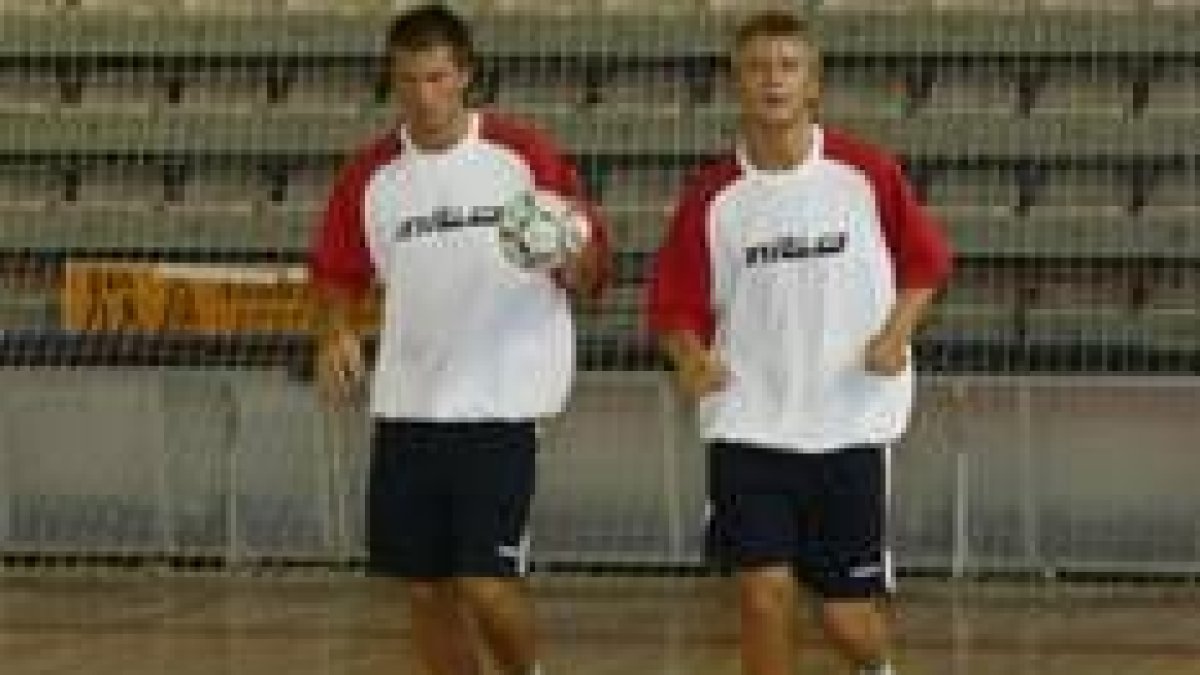 Erevik, a la derecha, junto a Kjelling en el primer entreno del Ademar