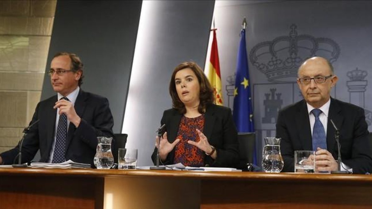 Alfonso Alonso, Soraya Sáenz de Santamaría y Cristóbal Montoro, en la rueda de prensa posterior al Consejo de Ministros.