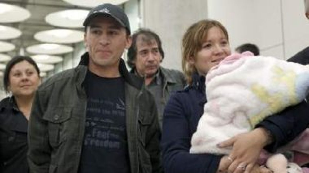 Ariel Ticona junto a su mujer y su hija Esperanza, que nació durante su encierro en la mina San José