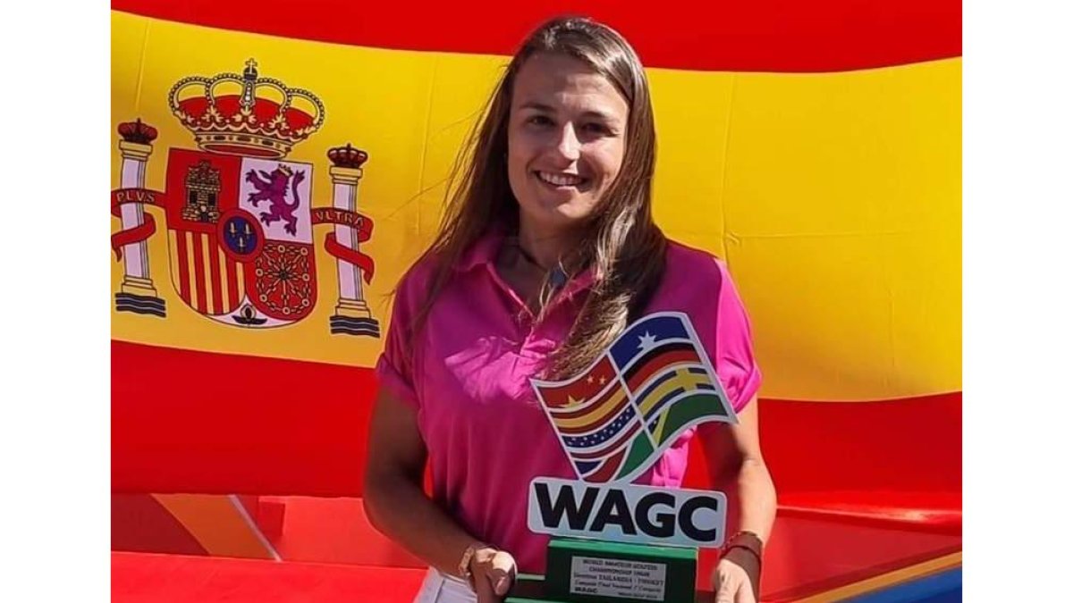 La jugadora berciana del Club de Golf Bierzo Emma Méndez, tras ganar en Mijas. DL