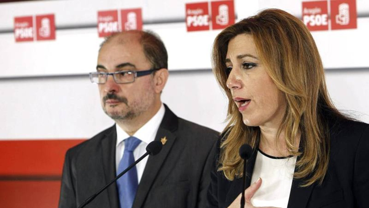La presidenta de Andalucía, Susana Díaz, junto con al secretario general del PSOE aragonés, Javier Lamban, en la sede del partido socialista.