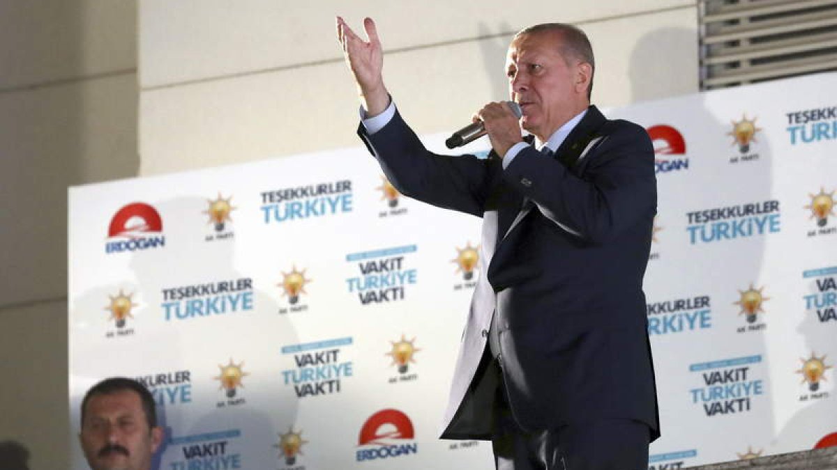 Erdogan se dirige a sus seguidores tras la victoria. ERDEM SAHIN