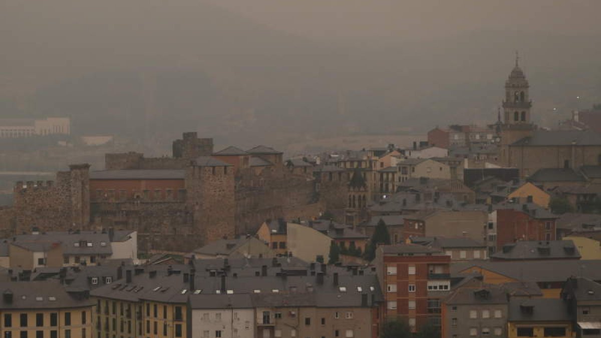 El casco antiguo de Ponferrada, visto ayer desde el Pajariel a la nueve de la mañana. L. DE LA MATA