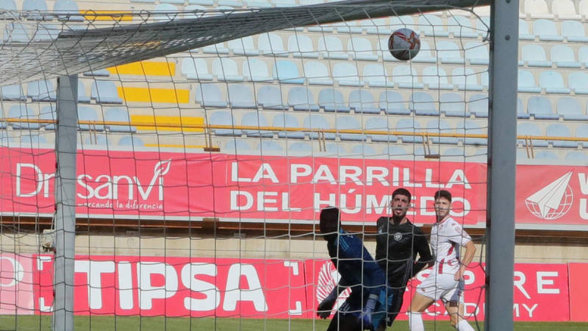 Este remate de Aarón Piñán, que supuso el gol del empate frente al DUX Internacional, supone el punto que otorga la permanencia a la cultural en la categoría. RAMIRO