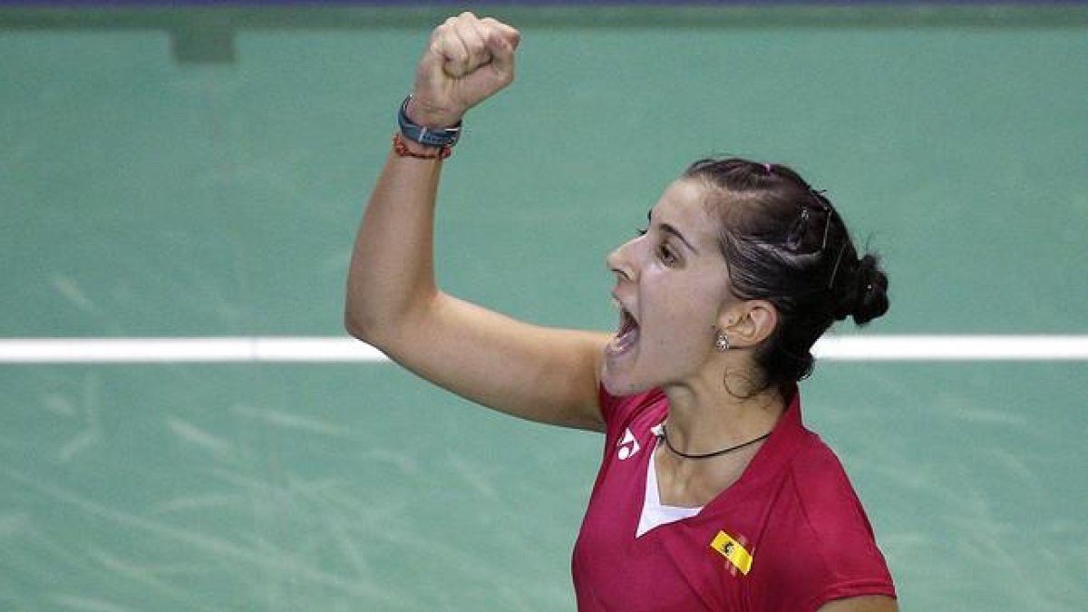 Carolina Marín, feliz tras imponerse a la taiwanesa Tzu Ying Tai en semifinales del Abierto de París.