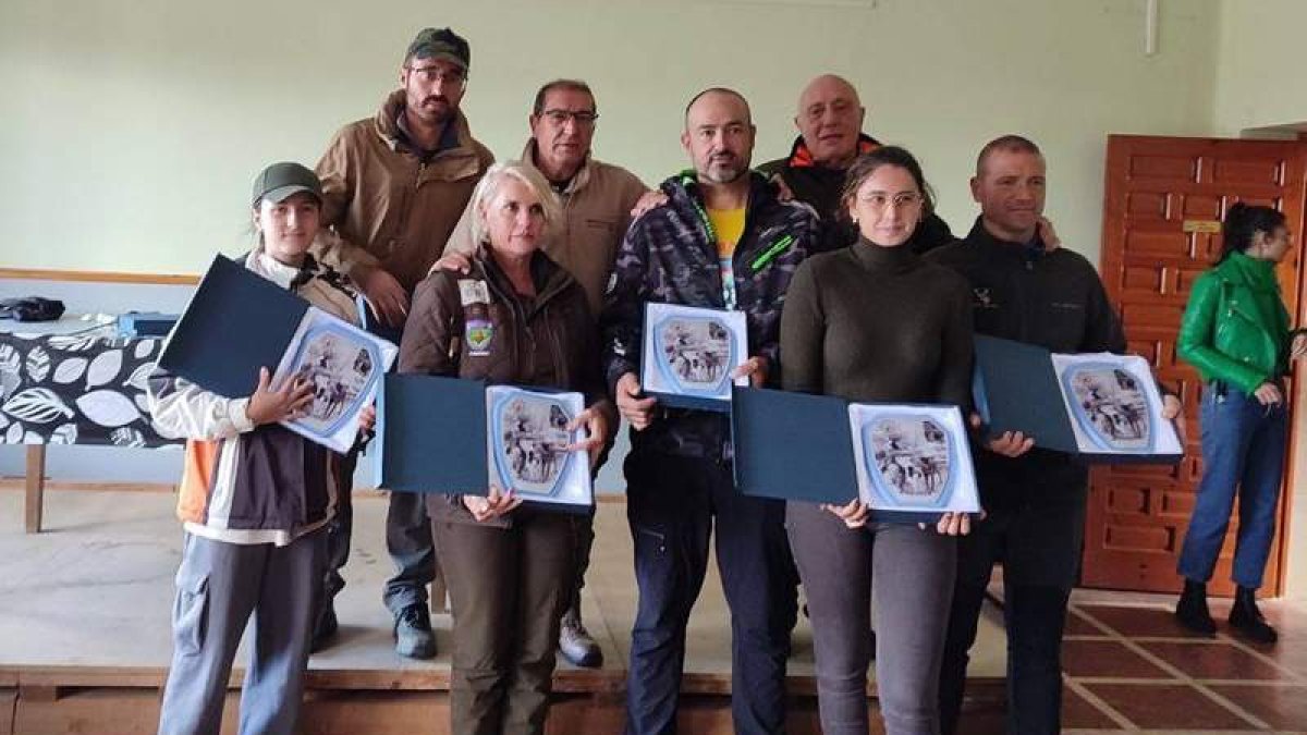 Foto de familia de los integrantes de los diferentes podios en el Autonómico de caza menor con perro. TOÑI