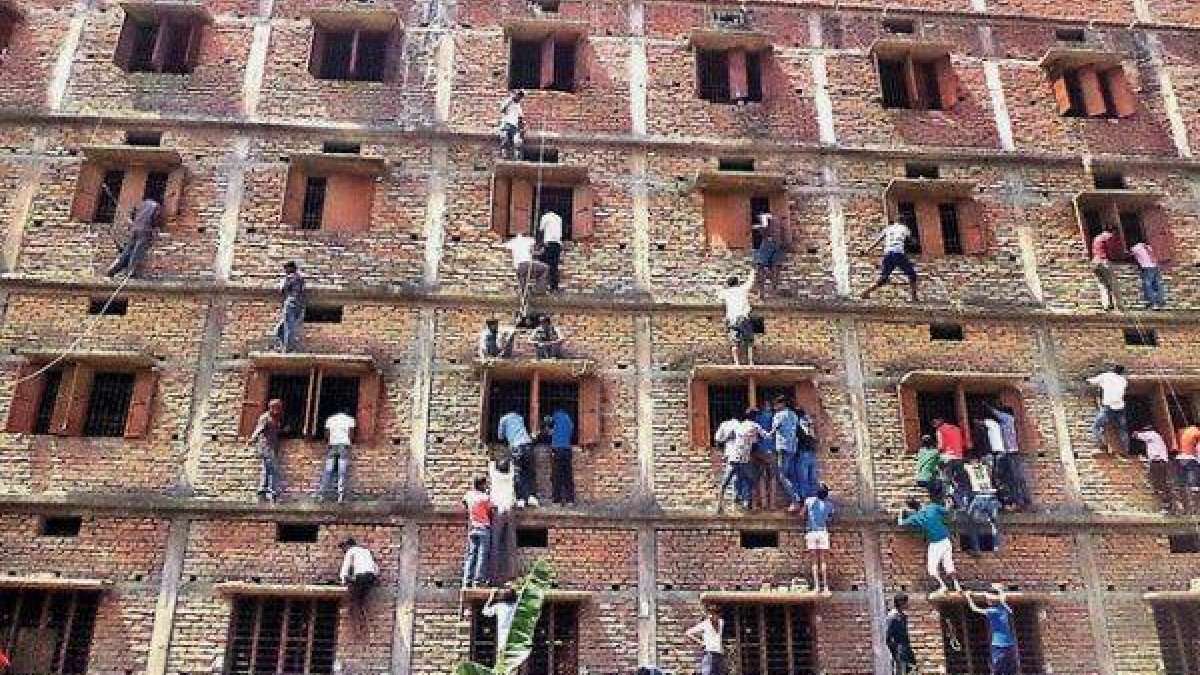 Miles de personas escalaron edificios para pasar las respuestas a alumnos que se examinaban.