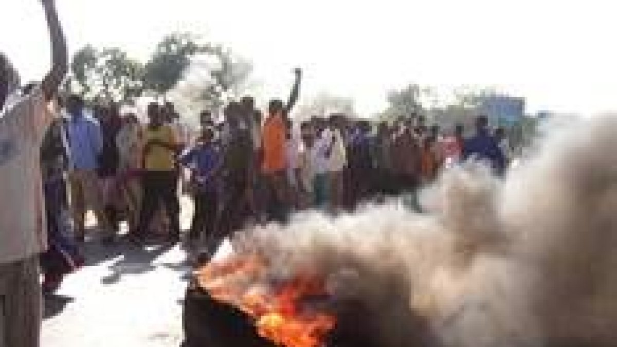 Cientos de manifestantes queman neumáticos en Mogadisco