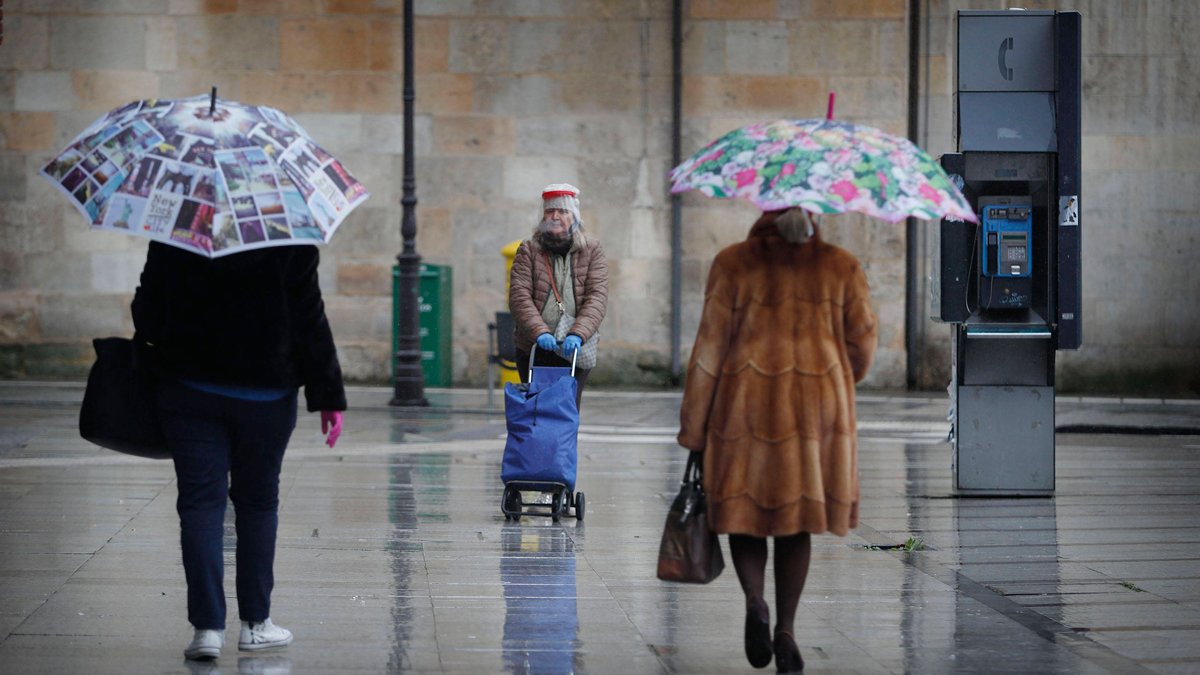 Una jornada de lluvia en la capital. JESÚS F. SALVADORES