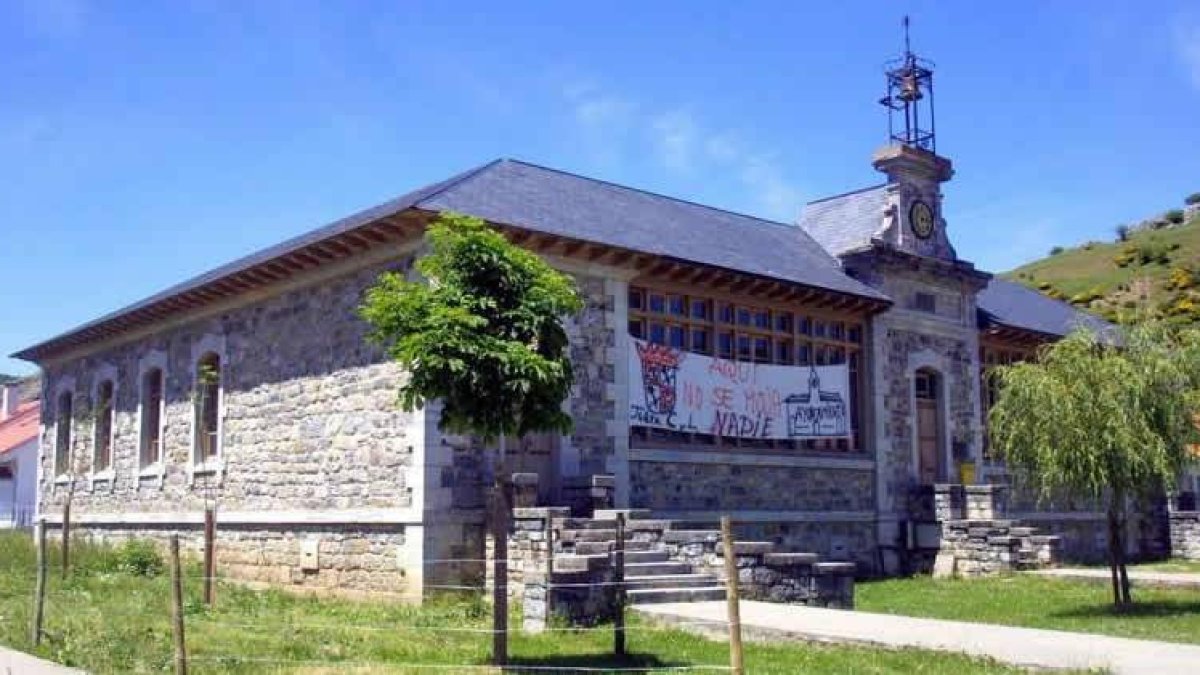 Imagen de un ayuntamiento del área rural de León, en la montaña oriental.