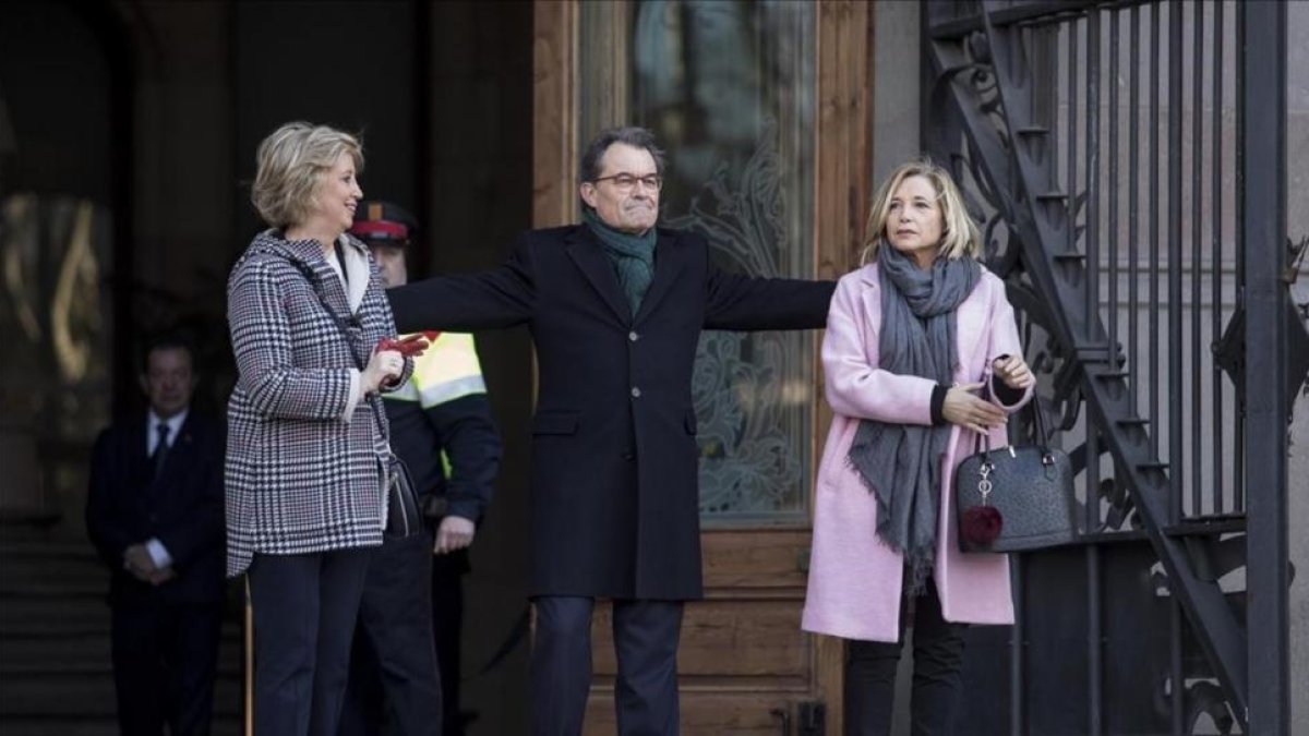 Irene Rigau, Artur Mas y Joana Ortega a las puertas del TSJC el primer día del juicio por el 9-N, en febrero del 2017.