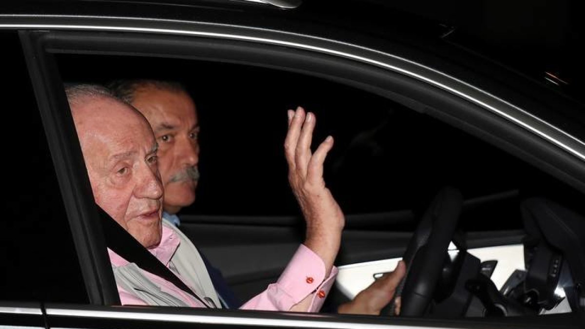 El rey Juan Carlos a su llegada este viernes a la Clínica Quirón para someterse mañana a una intervención quirúrgica cardíaca que, según ha informado la Casa Real, había sido programada en junio, tras su última revisión médica periódica anual. KIKO HUESCA