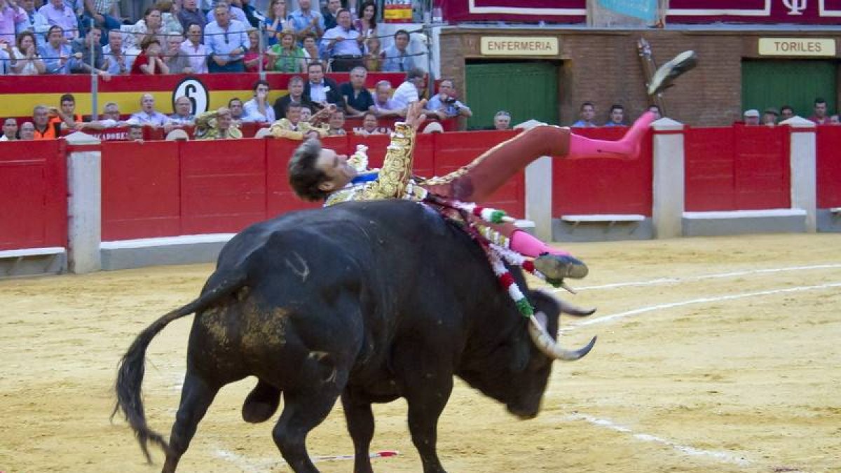 El diestro José Tomás es cogido por el segundo de su lote durante la corrida de la Feria del Corpus, en Granada, en la que compartió cartel con Finito de Córdoba y Rafael Cerro