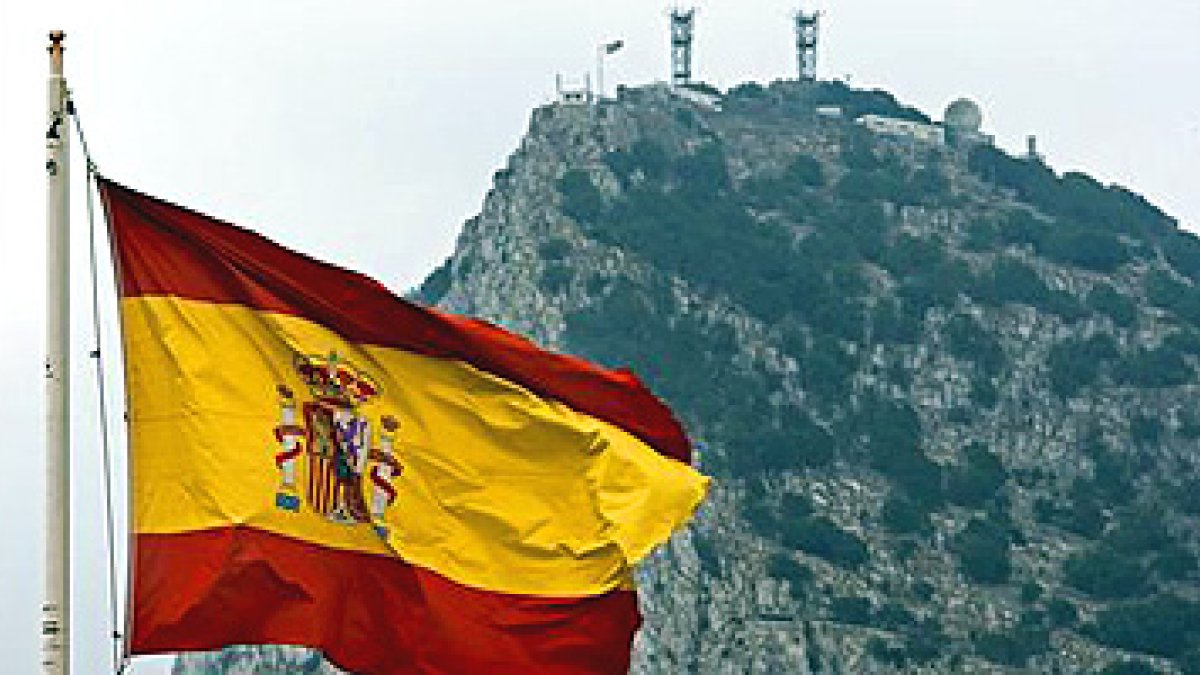 Una bandera española, frente al Peñón de Gibraltar.