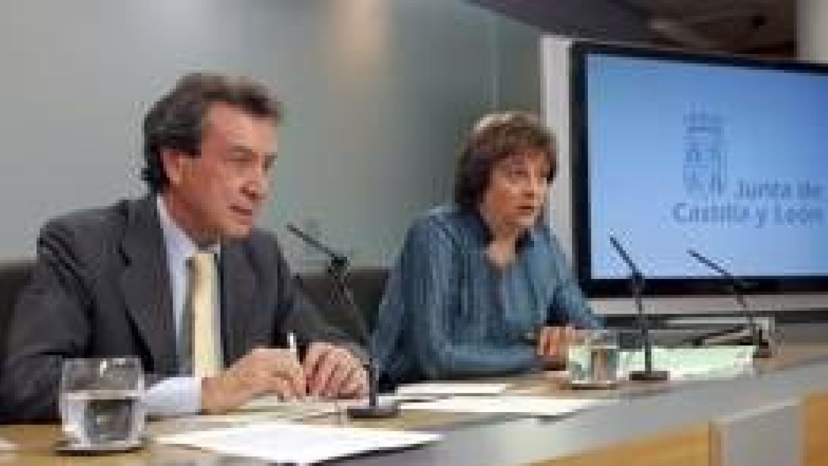 De Santiago Juárez y María Jesús Ruiz, tras el consejo de Gobierno de la Junta, ayer en Valladolid