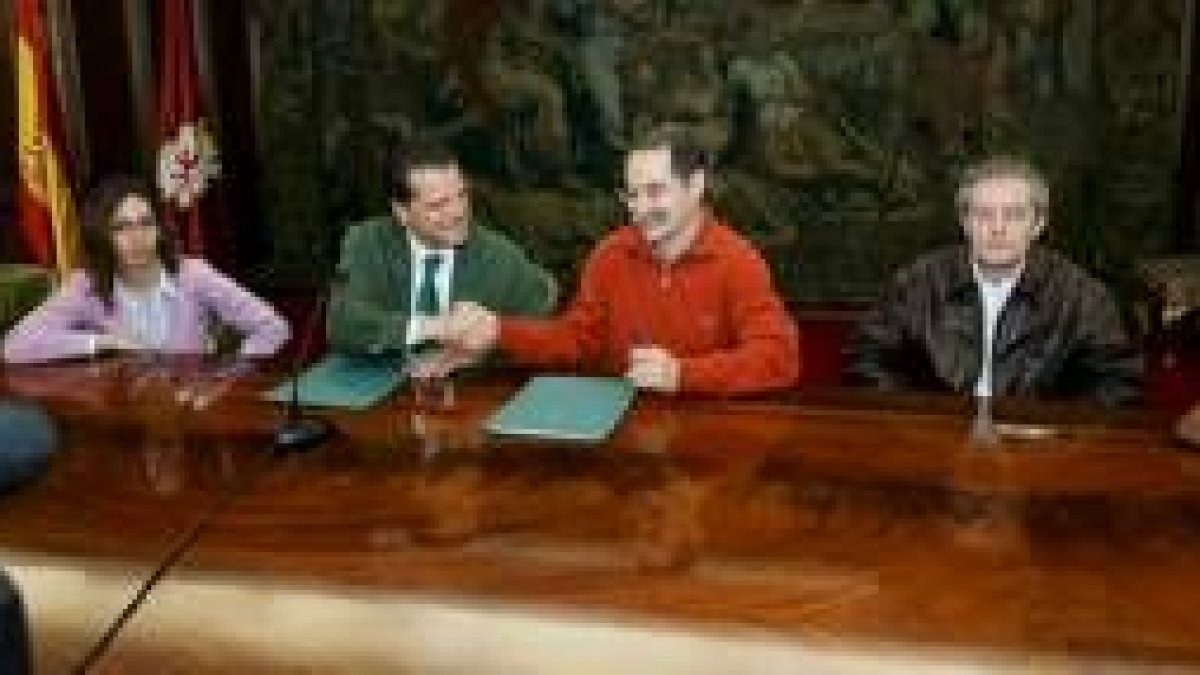Mario Amilivia, alcalde de León, y Justo Fernández, decano de Educación, sellaron el acuerdo
