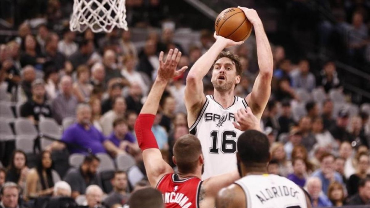 Pau Gasol se dispone a encestar.