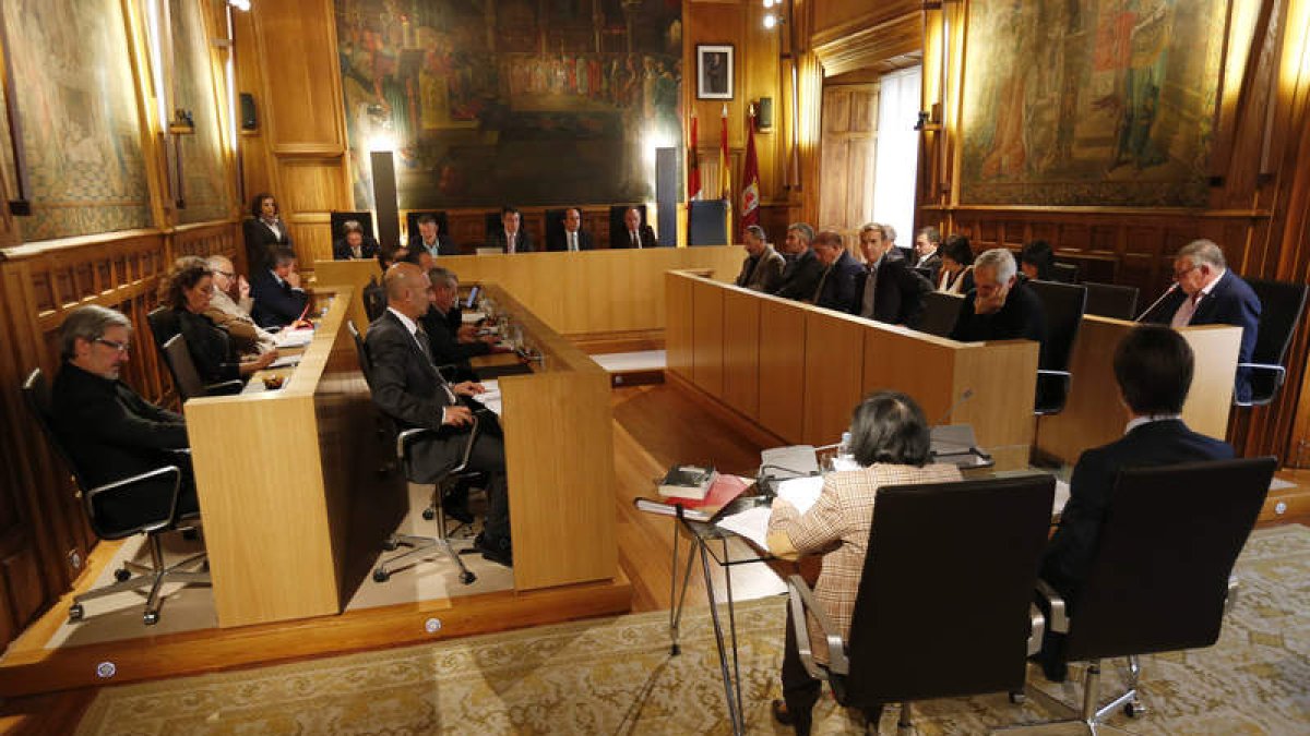 El Pleno celebrado ayer en el Palacio de los Guzmanes se prolongó durante dos horas