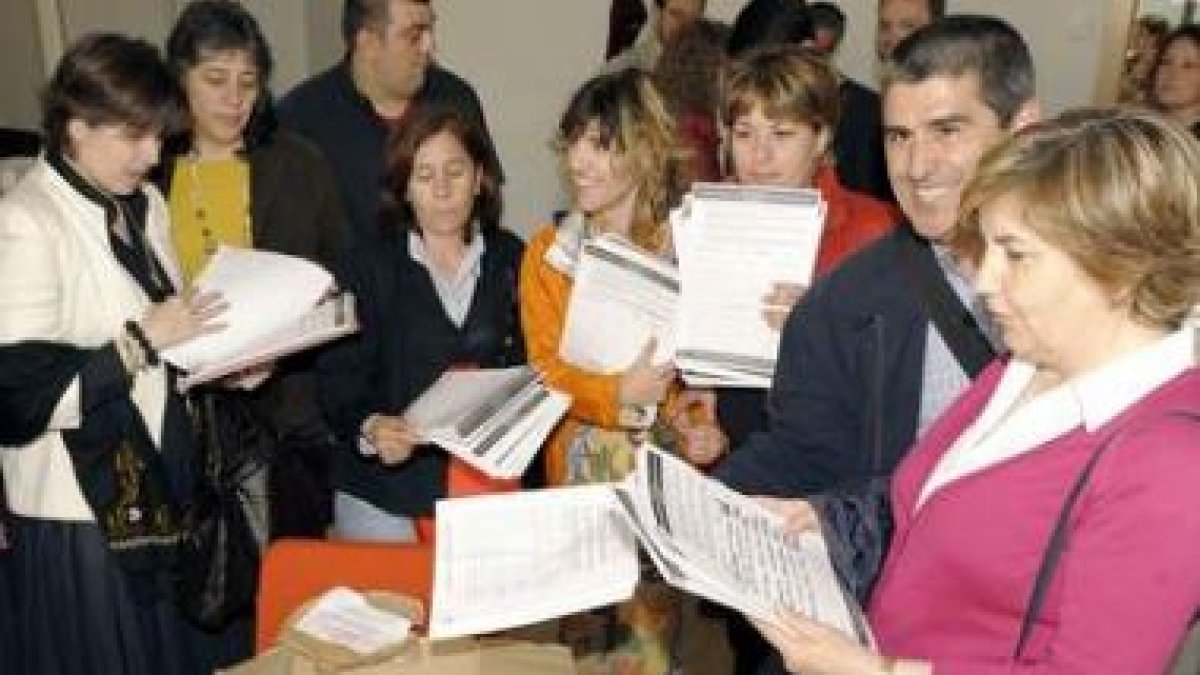 Los padres y educadores contrarios al traspaso de las guarderías registraron 41.000 firmas en las Co