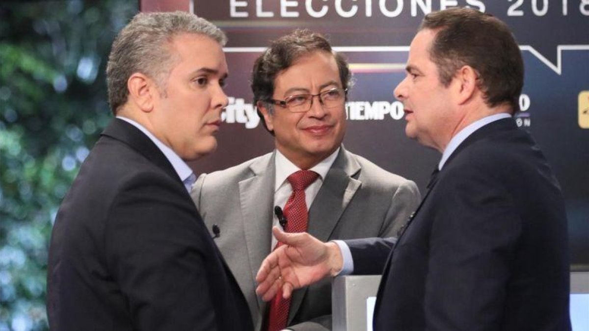 Los candidatos a la presidencia de Colombia: Gustavo Petro (centro), Iván Duque (izquierda)  y German Vargas Lleras (derecha), en un debate de televisión.