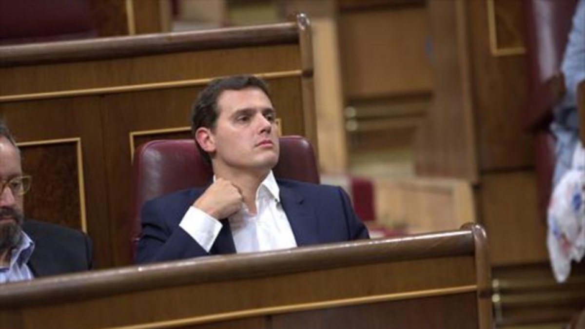 Albert Rivera, ayer por la tarde, en su escaño.