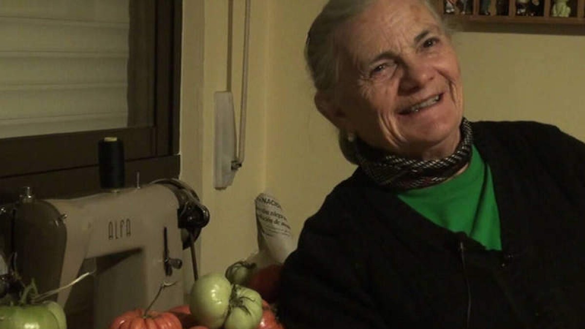 Antonia Celadilla, ‘Toña’, de Orzonaga con sus tomates.