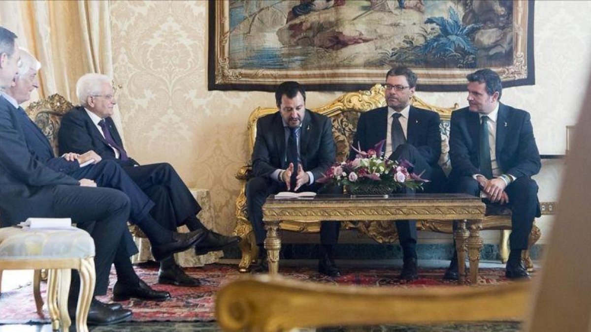 El presidente italiano, Sergio Mattarella (primero por la izquierda),  durante su encuentro con el líder de la Liga Norte, Matteo Salvini (segundo por la izquierda)  en el palacio Quirinale de Roma.